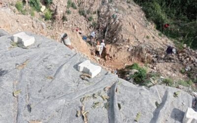 गढ़ी कैंट में डाकरा पुल की मरम्मत का कार्य शुरू होते ही सड़क का एक बड़ा हिस्सा ढह गया