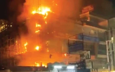 शादी का जश्न आफत में बदलाः बरात की आतिशबाजी से कांप्लेक्स में लगी भीषण आग, बर्थडे मना रहे लोग जान बचाकर भागे